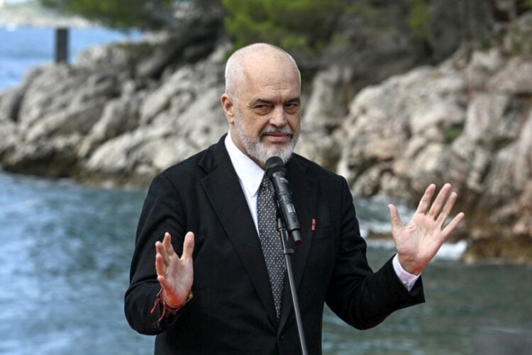 Ο πρωθυπουργός της Αλβανίας Έντι Ράμα, την Πέμπτη 22 Οκτωβρίου 2026, στη Σύνοδο Κορυφής των Ηγετών της Διαδικασίας του Βερολίνου κοντά στο Μπούντβα του Μαυροβουνίου (φωτ.: EPA/BORIS PEJOVIC)