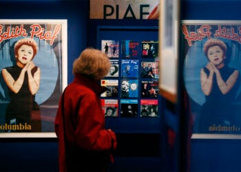 Στιγμιότυπο από την έκθεση «Piaf» στη Βιβλιοθήκη Φρανσουά Μιτεράν (BnF), στο Παρίσι, στις 13 Απριλίου 2015. Η Εντίθ Πιάφ θα γινόταν 100 ετών στις 19 Δεκεμβρίου 2015. Το «Μικρό Σπουργίτι» έφυγε από τη ζωή στις 10 Οκτωβρίου 1963 (φωτ.: EPA / Yoan Valat)