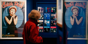 Στιγμιότυπο από την έκθεση «Piaf» στη Βιβλιοθήκη Φρανσουά Μιτεράν (BnF), στο Παρίσι, στις 13 Απριλίου 2015. Η Εντίθ Πιάφ θα γινόταν 100 ετών στις 19 Δεκεμβρίου 2015. Το «Μικρό Σπουργίτι» έφυγε από τη ζωή στις 10 Οκτωβρίου 1963 (φωτ.: EPA / Yoan Valat)