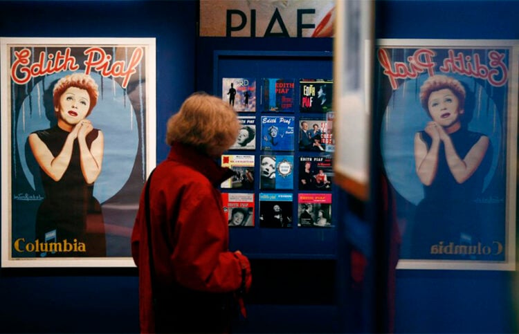 Στιγμιότυπο από την έκθεση «Piaf» στη Βιβλιοθήκη Φρανσουά Μιτεράν (BnF), στο Παρίσι, στις 13 Απριλίου 2015. Η Εντίθ Πιάφ θα γινόταν 100 ετών στις 19 Δεκεμβρίου 2015. Το «Μικρό Σπουργίτι» έφυγε από τη ζωή στις 10 Οκτωβρίου 1963 (φωτ.: EPA / Yoan Valat)