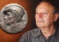 Ο Εφίμ Χαραμπέτ και η αυτοπροσωπογραφία του σε μετάλλιο, έργο του 1989. Φωτογραφική σύνθεση (πηγή αυτοπροσωπογραφίας: Μουσείο Πούσκιν)