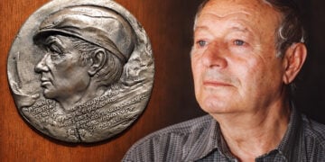 Ο Εφίμ Χαραμπέτ και η αυτοπροσωπογραφία του σε μετάλλιο, έργο του 1989. Φωτογραφική σύνθεση (πηγή αυτοπροσωπογραφίας: Μουσείο Πούσκιν)