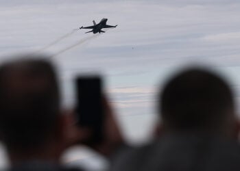 Aεροπορική επίδειξη της ομάδας «ΖΕΥΣ» της Πολεμικής Αεροπορίας, κατά τη στρατιωτική παρέλαση στη Θεσσαλονίκη.    Τετάρτη 28 Οκτωβρίου 2026 (φωτ.: ΜΟΤΙΟΝΤΕΑΜ / Βασίλης Βερβερίδης)
