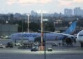 Το επίμαχο αεροσκάφος της Flydubai που μετέφερε επιβάτες από την Ταμπούκ της Σαουδικής Αραβίας στο Διεθνές Αεροδρόμιο Μπεν Γκουριόν κοντά στο Τελ Αβίβ του Ισραήλ, στις 30 Σεπτεμβρίου 2026 (φωτ.: EPA/ABIR SULTAN)
