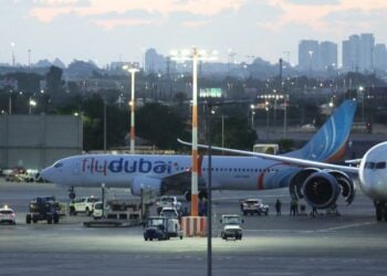 Το επίμαχο αεροσκάφος της Flydubai που μετέφερε επιβάτες από την Ταμπούκ της Σαουδικής Αραβίας στο Διεθνές Αεροδρόμιο Μπεν Γκουριόν κοντά στο Τελ Αβίβ του Ισραήλ, στις 30 Σεπτεμβρίου 2026 (φωτ.: EPA/ABIR SULTAN)