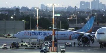 Το επίμαχο αεροσκάφος της Flydubai που μετέφερε επιβάτες από την Ταμπούκ της Σαουδικής Αραβίας στο Διεθνές Αεροδρόμιο Μπεν Γκουριόν κοντά στο Τελ Αβίβ του Ισραήλ, στις 30 Σεπτεμβρίου 2026 (φωτ.: EPA/ABIR SULTAN)