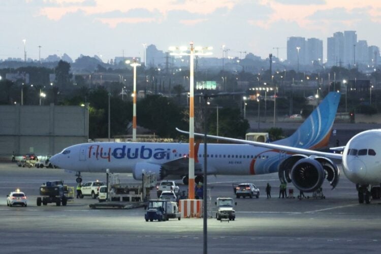 Το επίμαχο αεροσκάφος της Flydubai που μετέφερε επιβάτες από την Ταμπούκ της Σαουδικής Αραβίας στο Διεθνές Αεροδρόμιο Μπεν Γκουριόν κοντά στο Τελ Αβίβ του Ισραήλ, στις 30 Σεπτεμβρίου 2026 (φωτ.: EPA/ABIR SULTAN)