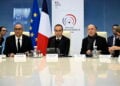 Από αριστερά ο υπουργός Εσωτερικών της Γαλλίας Λοράν Νουνιές, ο πρωθυπουργός Σεμπαστιάν Λεκορνί, ο διευθυντής του πρωθυπουργικού γραφείου Φιλίπ Γκυστέν και η νομάρχης του νομού Λουάρ Μυριέλ Νγκουγιέν παρίστανται σε διυπουργική σύσκεψη διαχείρισης κρίσεων στο Υπουργείο Εσωτερικών, στο Παρίσι (φωτ.: EPA/JULIEN DE ROSA / POOL  MAXPPP OUT)