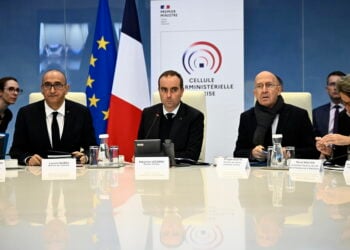 Από αριστερά ο υπουργός Εσωτερικών της Γαλλίας Λοράν Νουνιές, ο πρωθυπουργός Σεμπαστιάν Λεκορνί, ο διευθυντής του πρωθυπουργικού γραφείου Φιλίπ Γκυστέν και η νομάρχης του νομού Λουάρ Μυριέλ Νγκουγιέν παρίστανται σε διυπουργική σύσκεψη διαχείρισης κρίσεων στο Υπουργείο Εσωτερικών, στο Παρίσι (φωτ.: EPA/JULIEN DE ROSA / POOL  MAXPPP OUT)