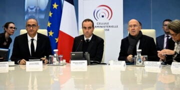 Από αριστερά ο υπουργός Εσωτερικών της Γαλλίας Λοράν Νουνιές, ο πρωθυπουργός Σεμπαστιάν Λεκορνί, ο διευθυντής του πρωθυπουργικού γραφείου Φιλίπ Γκυστέν και η νομάρχης του νομού Λουάρ Μυριέλ Νγκουγιέν παρίστανται σε διυπουργική σύσκεψη διαχείρισης κρίσεων στο Υπουργείο Εσωτερικών, στο Παρίσι (φωτ.: EPA/JULIEN DE ROSA / POOL  MAXPPP OUT)