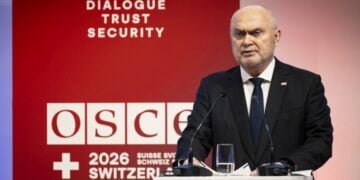 Ο Γενικός Γραμματέας του Οργανισμού για την Ασφάλεια και τη Συνεργασία στην Ευρώπη (ΟΑΣΕ), Φεριντούν Σινιρλίογλου, τον περασμένο Φεβρουάριο, μιλά κατά τη διάρκεια συνεδρίου με τίτλο «Καταπολέμηση του αντισημιτισμού: αντιμετωπίζοντας τις προκλήσεις της μισαλλοδοξίας και των διακρίσεων», στο Σεν Γκάλεν της Ελβετίας (φωτ.: EPA/GIAN EHRENZELLER)