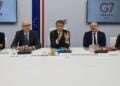 Ο Γάλλος πρόεδρος Εμανουέλ Μακρόν (κέντρο), ο προεδρικός σύμβουλος Εμανουέλ Μπον (αριστερά), ο υπουργός Οικονομίας, Οικονομικών και Βιομηχανίας Ρολάν Λεσκύρ, ο γενικός γραμματέας της Προεδρίας της Γαλλικής Δημοκρατίας Πιέρ-Αντρέ Ιμπέρ (δεύτερος από δεξιά) και η σύμβουλος Καμίγ Μορφουάς ντε Μπρουκέρ, μετά από τηλεδιάσκεψη με τους ηγέτες της G7 (φωτ.: EPA/ LUDOVIC MARIN/ POOL MAXPPP OUT)