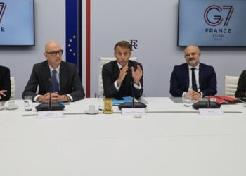 Ο Γάλλος πρόεδρος Εμανουέλ Μακρόν (κέντρο), ο προεδρικός σύμβουλος Εμανουέλ Μπον (αριστερά), ο υπουργός Οικονομίας, Οικονομικών και Βιομηχανίας Ρολάν Λεσκύρ, ο γενικός γραμματέας της Προεδρίας της Γαλλικής Δημοκρατίας Πιέρ-Αντρέ Ιμπέρ (δεύτερος από δεξιά) και η σύμβουλος Καμίγ Μορφουάς ντε Μπρουκέρ, μετά από τηλεδιάσκεψη με τους ηγέτες της G7 (φωτ.: EPA/ LUDOVIC MARIN/ POOL MAXPPP OUT)