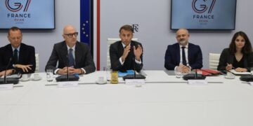 Ο Γάλλος πρόεδρος Εμανουέλ Μακρόν (κέντρο), ο προεδρικός σύμβουλος Εμανουέλ Μπον (αριστερά), ο υπουργός Οικονομίας, Οικονομικών και Βιομηχανίας Ρολάν Λεσκύρ, ο γενικός γραμματέας της Προεδρίας της Γαλλικής Δημοκρατίας Πιέρ-Αντρέ Ιμπέρ (δεύτερος από δεξιά) και η σύμβουλος Καμίγ Μορφουάς ντε Μπρουκέρ, μετά από τηλεδιάσκεψη με τους ηγέτες της G7 (φωτ.: EPA/ LUDOVIC MARIN/ POOL MAXPPP OUT)