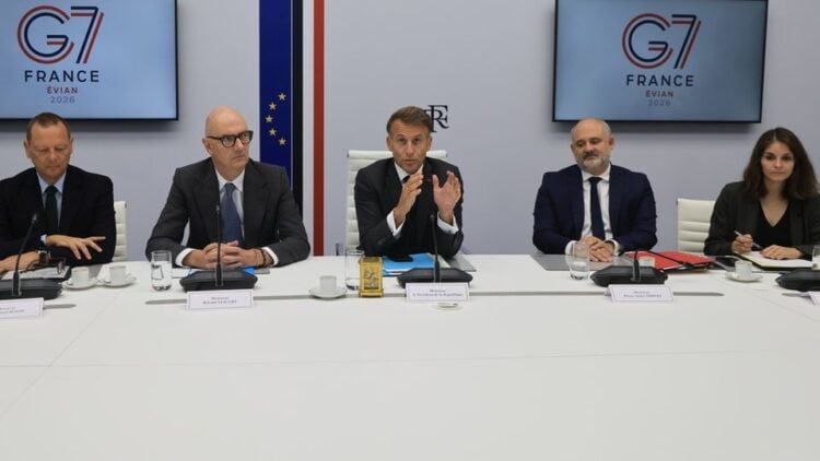 Ο Γάλλος πρόεδρος Εμανουέλ Μακρόν (κέντρο), ο προεδρικός σύμβουλος Εμανουέλ Μπον (αριστερά), ο υπουργός Οικονομίας, Οικονομικών και Βιομηχανίας Ρολάν Λεσκύρ, ο γενικός γραμματέας της Προεδρίας της Γαλλικής Δημοκρατίας Πιέρ-Αντρέ Ιμπέρ (δεύτερος από δεξιά) και η σύμβουλος Καμίγ Μορφουάς ντε Μπρουκέρ, μετά από τηλεδιάσκεψη με τους ηγέτες της G7 (φωτ.: EPA/ LUDOVIC MARIN/ POOL MAXPPP OUT)