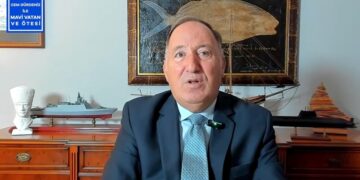 Ο Τζεμ Γκιουρντενίζ, ο Τούρκος υποναύαρχος εν αποστρατεία, που το 2006 παρουσίασε για πρώτη φορά την ιδέα της «Γαλάζιας Πατρίδας» (πηγή: YouTube/Cem Gürdeniz)