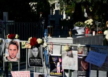 Εικόνα από το Γ' Νεκροταφείο όπου βρίσκεται το μνήμα του τραγουδιστή Γιώργου Μαζωνάκη (φωτ.: Μιχάλης Παπανικολάου/EUROKINISSI)