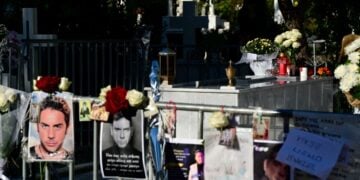 Εικόνα από το Γ' Νεκροταφείο όπου βρίσκεται το μνήμα του τραγουδιστή Γιώργου Μαζωνάκη (φωτ.: Μιχάλης Παπανικολάου/EUROKINISSI)