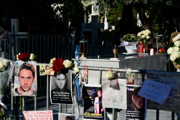 Εικόνα από το Γ' Νεκροταφείο όπου βρίσκεται το μνήμα του τραγουδιστή Γιώργου Μαζωνάκη (φωτ.: Μιχάλης Παπανικολάου/EUROKINISSI)