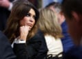 Η Κίμπερλι Γκίλφοϊλ προσέρχεται στην τελετή ορκωμοσίας του Κας Πατέλ ως διευθυντή του FBI, στο κτήριο Αϊζενχάουερ στην Ουάσινγκτον, στις 21 Φεβρουαρίου 2025 (φωτ.: EPA / Will Oliver / POOL)