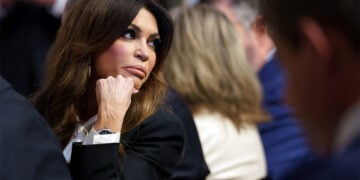 Η Κίμπερλι Γκίλφοϊλ προσέρχεται στην τελετή ορκωμοσίας του Κας Πατέλ ως διευθυντή του FBI, στο κτήριο Αϊζενχάουερ στην Ουάσινγκτον, στις 21 Φεβρουαρίου 2025 (φωτ.: EPA / Will Oliver / POOL)