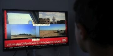 Τηλεοπτικά μεταδίδονται οι τελευταίες πολεμικές εξελίξεις στην Υεμένη (φωτ.: EPA/YAHYA ARHAB)