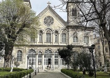 Ο Ιερός Ναός Αγίας Τριάδος Σταυροδρομίου στο Μπέγιογλου της Κωνσταντινούπολης(φωτ.: Javodish / Wikimedia Commons, CC0/Public Domain)