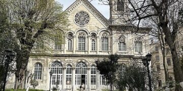 Ο Ιερός Ναός Αγίας Τριάδος Σταυροδρομίου στο Μπέγιογλου της Κωνσταντινούπολης(φωτ.: Javodish / Wikimedia Commons, CC0/Public Domain)