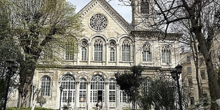 Ο Ιερός Ναός Αγίας Τριάδος Σταυροδρομίου στο Μπέγιογλου της Κωνσταντινούπολης(φωτ.: Javodish / Wikimedia Commons, CC0/Public Domain)