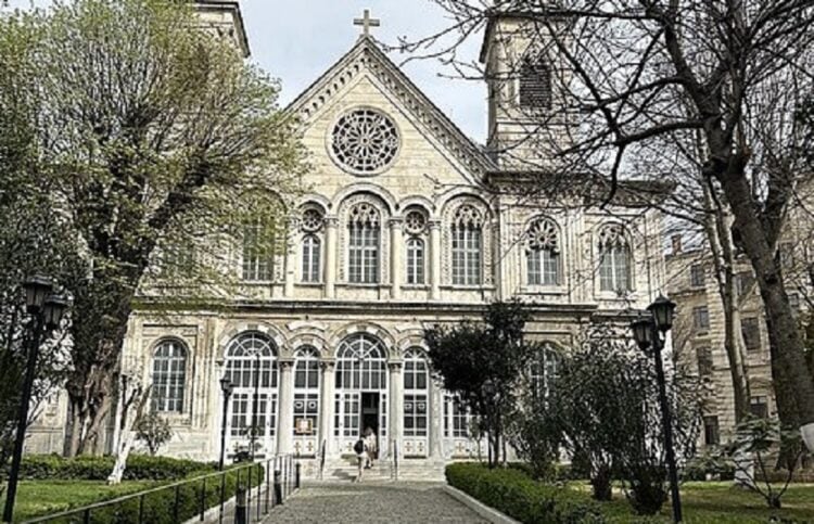 Ο Ιερός Ναός Αγίας Τριάδος Σταυροδρομίου στο Μπέγιογλου της Κωνσταντινούπολης(φωτ.: Javodish / Wikimedia Commons, CC0/Public Domain)