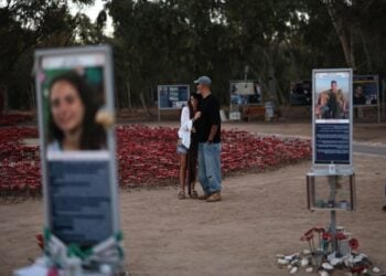 Συγγενείς επισκέπτονται το μνημείο για τα θύματα στο Φεστιβάλ Μουσικής Nova, τρία χρόνια μετά τις επιθέσεις της 7ης Οκτωβρίου, κοντά στο Ρέιμ, στο νότιο Ισραήλ, πλησίον των συνόρων με τη Γάζα (φωτ.: EPA/ ATEF SAFADI)