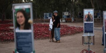 Συγγενείς επισκέπτονται το μνημείο για τα θύματα στο Φεστιβάλ Μουσικής Nova, τρία χρόνια μετά τις επιθέσεις της 7ης Οκτωβρίου, κοντά στο Ρέιμ, στο νότιο Ισραήλ, πλησίον των συνόρων με τη Γάζα (φωτ.: EPA/ ATEF SAFADI)