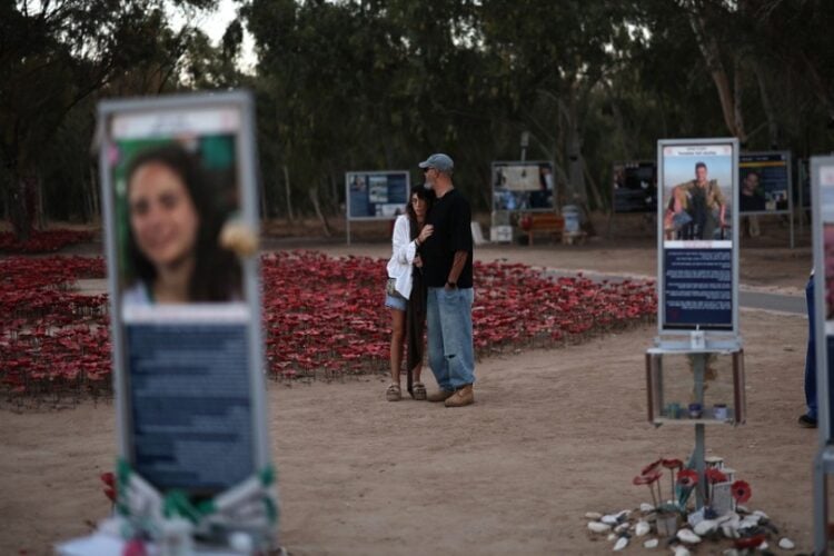 Συγγενείς επισκέπτονται το μνημείο για τα θύματα στο Φεστιβάλ Μουσικής Nova, τρία χρόνια μετά τις επιθέσεις της 7ης Οκτωβρίου, κοντά στο Ρέιμ, στο νότιο Ισραήλ, πλησίον των συνόρων με τη Γάζα (φωτ.: EPA/ ATEF SAFADI)