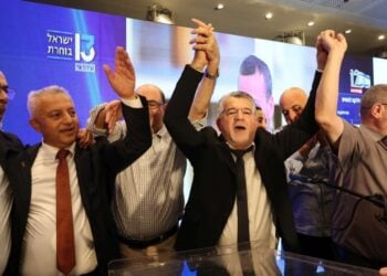 Ο επικεφαλής του συνασπισμού της «Κοινής Λίστας» Γιουσέφ Τζαμπαρίν (δεύτερος από δεξιά), πανηγυρίζει με υποστηρικτές κατά την ανακοίνωση των πρώτων exit polls στα εκλογικά κεντρικά γραφεία του συνασπισμού στη Ναζαρέτ του Ισραήλ (φωτ.: ΕPA/JAMAL AWAD)