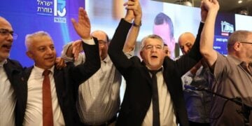 Ο επικεφαλής του συνασπισμού της «Κοινής Λίστας» Γιουσέφ Τζαμπαρίν (δεύτερος από δεξιά), πανηγυρίζει με υποστηρικτές κατά την ανακοίνωση των πρώτων exit polls στα εκλογικά κεντρικά γραφεία του συνασπισμού στη Ναζαρέτ του Ισραήλ (φωτ.: ΕPA/JAMAL AWAD)