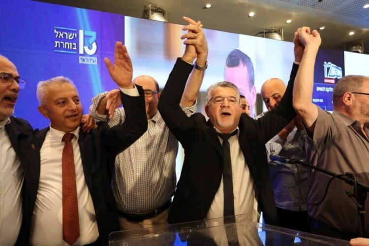 Ο επικεφαλής του συνασπισμού της «Κοινής Λίστας» Γιουσέφ Τζαμπαρίν (δεύτερος από δεξιά), πανηγυρίζει με υποστηρικτές κατά την ανακοίνωση των πρώτων exit polls στα εκλογικά κεντρικά γραφεία του συνασπισμού στη Ναζαρέτ του Ισραήλ (φωτ.: ΕPA/JAMAL AWAD)