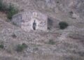 Ελληνορθόδοξο παρεκκλήσι στη Δέρενα. Στο υπέρθυρο της εισόδου έχει χαραχθεί η χρονολογία 1912 (πηγή: wikimapia.org)