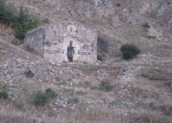 Ελληνορθόδοξο παρεκκλήσι στη Δέρενα. Στο υπέρθυρο της εισόδου έχει χαραχθεί η χρονολογία 1912 (πηγή: wikimapia.org)