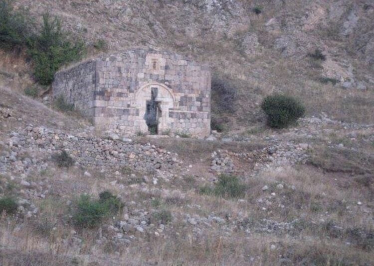 Ελληνορθόδοξο παρεκκλήσι στη Δέρενα. Στο υπέρθυρο της εισόδου έχει χαραχθεί η χρονολογία 1912 (πηγή: wikimapia.org)