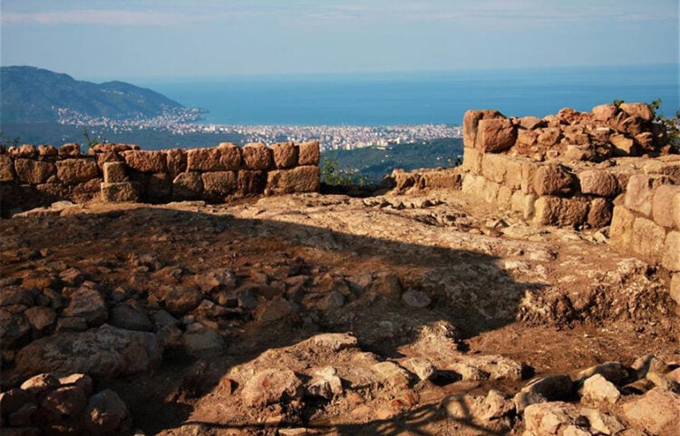 Αρχαιολογικά κατάλοιπα στην κορυφή του Κουρούλ, στην περιοχή των Κοτυώρων (φωτ.: ordu.ktb.gov.tr)
