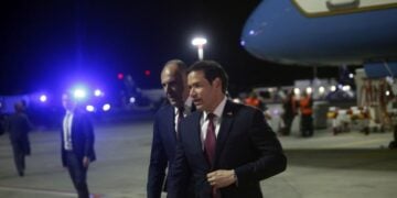 Ο υπουργός Εξωτερικών Γιώργος Γεραπετρίτης κατά την υποδοχή του Αμερικανού ομολόγου του Μάρκο Ρούμπιο (φωτ.: ΑΠΕ-ΜΠΕ/Γιάννης Κολεσίδης)
