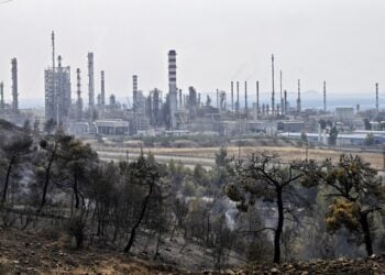 Στο φόντο οι εγκαταστάσεις των διυλιστηρίων της Motor Oil, το 2023 (φωτ.: ΑΠΕ-ΜΠΕ/Βασίλης Ψωμάς)