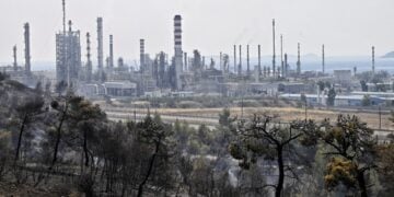 Στο φόντο οι εγκαταστάσεις των διυλιστηρίων της Motor Oil, το 2023 (φωτ.: ΑΠΕ-ΜΠΕ/Βασίλης Ψωμάς)