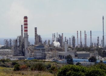 Άποψη των διυλιστηρίων της MOTOR OIL ΕΛΛΑΣ όπως διακρίνονταν πριν από μερικά χρόνια από την ΕΟ Αθήνων - Κορίνθου (φωτ. αρχείου: Αντώνης Νικολόπουλος/EUROKINISSI)