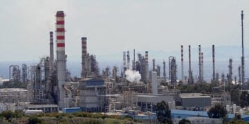 Άποψη των διυλιστηρίων της MOTOR OIL ΕΛΛΑΣ όπως διακρίνονταν πριν από μερικά χρόνια από την ΕΟ Αθήνων - Κορίνθου (φωτ. αρχείου: Αντώνης Νικολόπουλος/EUROKINISSI)