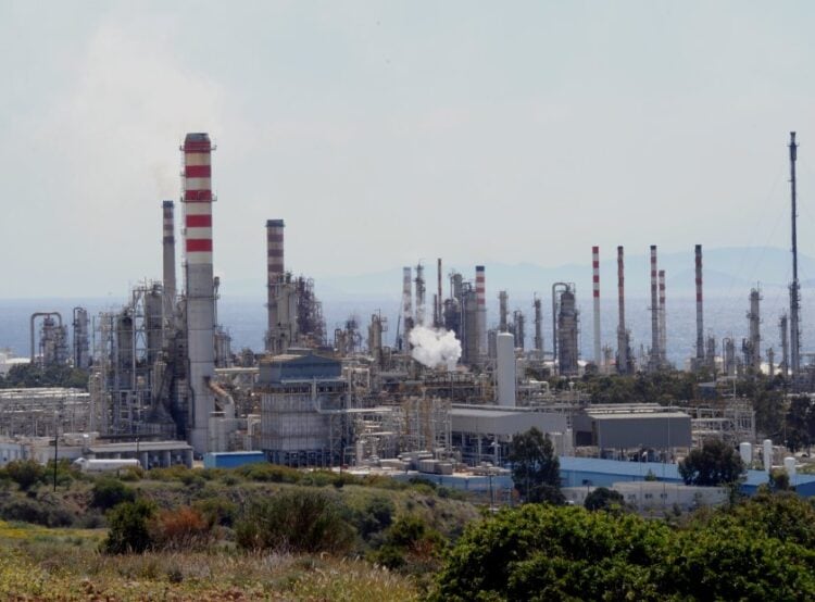 Άποψη των διυλιστηρίων της MOTOR OIL ΕΛΛΑΣ όπως διακρίνονταν πριν από μερικά χρόνια από την ΕΟ Αθήνων - Κορίνθου (φωτ. αρχείου: Αντώνης Νικολόπουλος/EUROKINISSI)