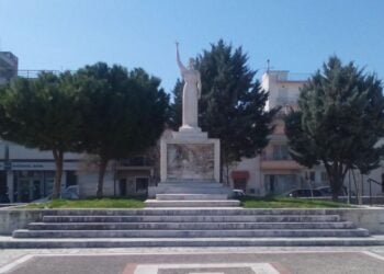 Γλυπτική σύνθεση στην οποία γυναικεία ολόσωμη μορφή στέκεται όρθια σε αυστηρή στάση προσοχής με το δεξί χέρι της σε ανάταση να δείχνει τον ουρανό. Το μνημείο βρίσκεται στην πλατεία του Ιερού Ναού Ευαγγελιστρίας στη Νέα Ιωνία του Βόλου και είναι αφιερωμένο στην Μικρασιατική Καταστροφή (1922), μετά την οποία υπήρξε αθρόα εγκατάσταση προσφύγων στην περιοχή (φωτ.: dimosvolos.gr/Νικόλας Παυλόπουλος)