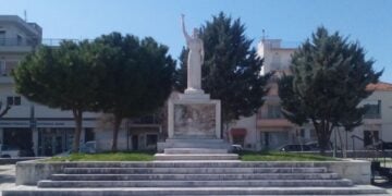 Γλυπτική σύνθεση στην οποία γυναικεία ολόσωμη μορφή στέκεται όρθια σε αυστηρή στάση προσοχής με το δεξί χέρι της σε ανάταση να δείχνει τον ουρανό. Το μνημείο βρίσκεται στην πλατεία του Ιερού Ναού Ευαγγελιστρίας στη Νέα Ιωνία του Βόλου και είναι αφιερωμένο στην Μικρασιατική Καταστροφή (1922), μετά την οποία υπήρξε αθρόα εγκατάσταση προσφύγων στην περιοχή (φωτ.: dimosvolos.gr/Νικόλας Παυλόπουλος)