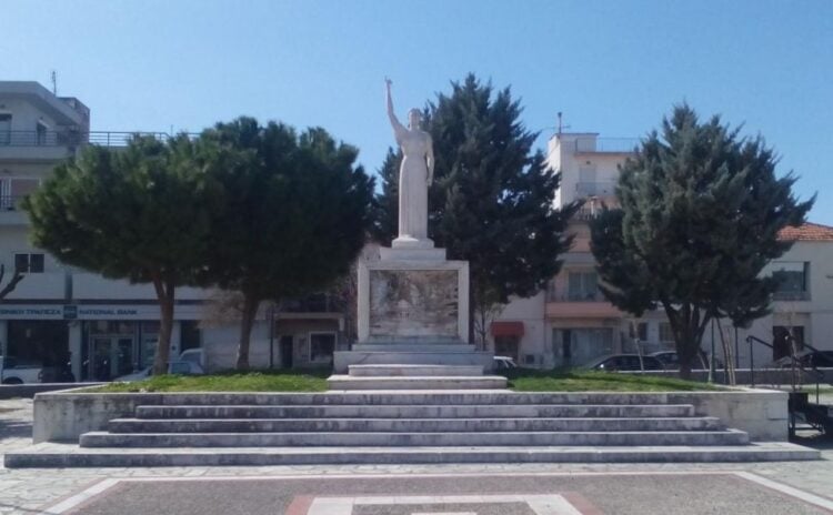 Γλυπτική σύνθεση στην οποία γυναικεία ολόσωμη μορφή στέκεται όρθια σε αυστηρή στάση προσοχής με το δεξί χέρι της σε ανάταση να δείχνει τον ουρανό. Το μνημείο βρίσκεται στην πλατεία του Ιερού Ναού Ευαγγελιστρίας στη Νέα Ιωνία του Βόλου και είναι αφιερωμένο στην Μικρασιατική Καταστροφή (1922), μετά την οποία υπήρξε αθρόα εγκατάσταση προσφύγων στην περιοχή (φωτ.: dimosvolos.gr/Νικόλας Παυλόπουλος)