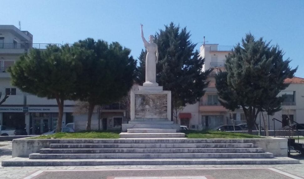Γλυπτική σύνθεση στην οποία γυναικεία ολόσωμη μορφή στέκεται όρθια σε αυστηρή στάση προσοχής με το δεξί χέρι της σε ανάταση να δείχνει τον ουρανό. Το μνημείο βρίσκεται στην πλατεία του Ιερού Ναού Ευαγγελιστρίας στη Νέα Ιωνία του Βόλου και είναι αφιερωμένο στην Μικρασιατική Καταστροφή (1922), μετά την οποία υπήρξε αθρόα εγκατάσταση προσφύγων στην περιοχή (φωτ.: dimosvolos.gr/Νικόλας Παυλόπουλος)